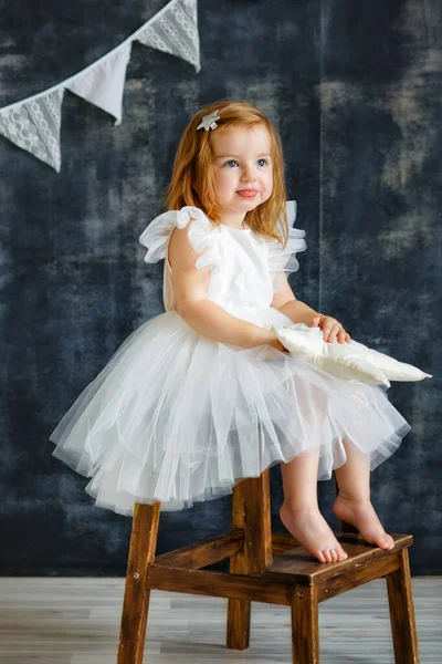 Ein Nettes Kleines Mädchen Einem Eleganten Kleid Hat Spaß Und — Stockfoto