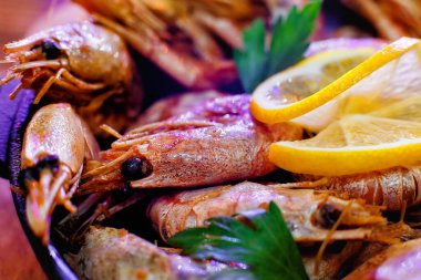 Seçici odaklanma. Ahşap arka planda limonlu karides yakın plan.