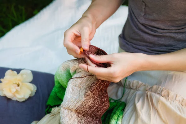 Selective Focus Close Women Hands Crocheting Beige Green Plaid Hobby — Stockfoto