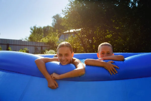 Summer Season Concept Background Happy Friends Inflatable Pool Garden Refreshing — Fotografia de Stock