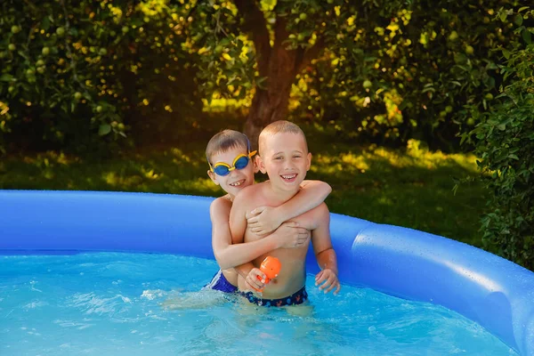 Two Children Play Water Inflatable Pool Garden Sunny Summer Day — Fotografia de Stock