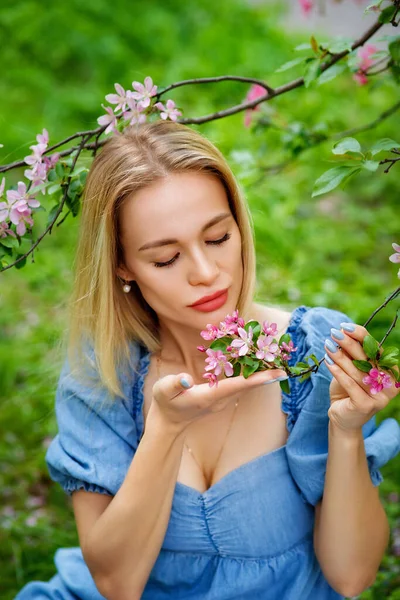 Grand Portrait Une Fille Avec Une Fleur Cerisier Rose Dans — Photo