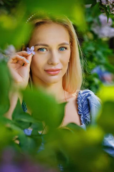 Selective Focus Portrait Young Beautiful Blonde Blue Eyes Posing Blooming — Photo