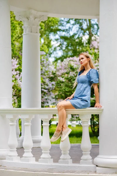 Портрет Молодої Блондинки Блакитній Сукні Квітучому Бузковому Парку Біля Білої — стокове фото
