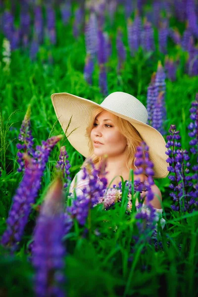 Ritratto Una Bella Bionda Grassoccia Grande Cappello Paglia Una Ragazza — Foto Stock