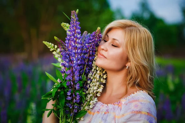 Portrét Krásné Blondýny Velikosti Kyticí Fialově Fialových Lupinových Květů Rukou — Stock fotografie