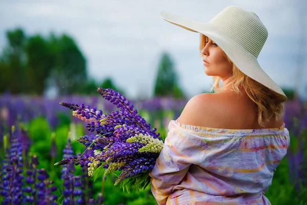 Portrait Beautiful Young Plump Woman Straw Hat Bouquet Lupines Field — Stock Photo, Image