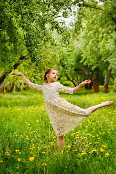 Девушка Танцует Среди Цветущих Одуванчиков Травы Парке — стоковое фото