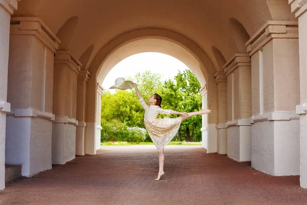 Ein Anmutiges Ballerina Mädchen Posiert Einem Antiken Straßenbogen Die Schönheit — Stockfoto
