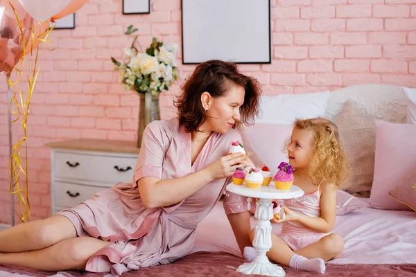 Счастливые Мать Дочь Постели Розовой Пижаме Едят Торты Праздником — стоковое фото