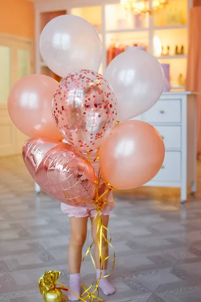 Een Klein Meisje Met Een Grote Bos Roze Pastel Ballonnen — Stockfoto