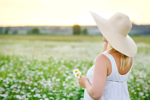 Portrait Une Jeune Femme Dodue Belle Reposant Sur Champ Camomille — Photo