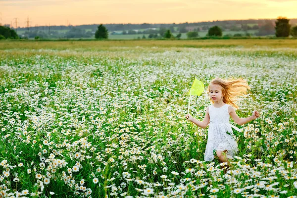 Ein Kleines Mädchen Einem Weißen Kleid Läuft Durch Ein Feld — Stockfoto