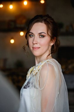 Avrupa görünümlü esmer bir gelinin büyük bir portresi. Düğün makyajı ve saç stili. Gelinin sabahı.