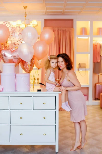 Una Madre Una Hija Pequeña Pijama Rosa Están Maquillándose Dormitorio — Foto de Stock