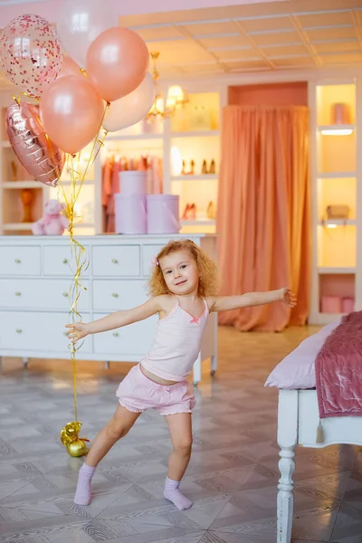 Eine Kleine Lockige Blondine Schlafanzug Mit Einem Großen Haufen Rosa — Stockfoto