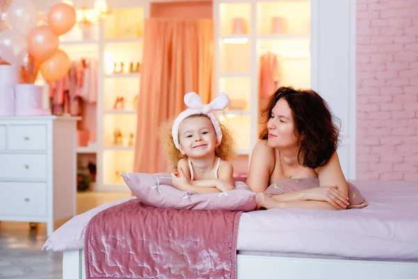 Счастливые Мать Дочь Розовой Пижаме Лежат Кровати Спальне Понятие Семьи — стоковое фото