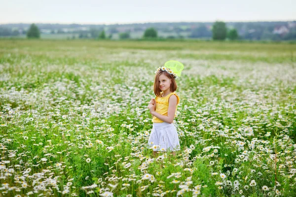 Cute Village Girl Flower Wreath Her Head Stands Field Daisies — Stock Photo, Image