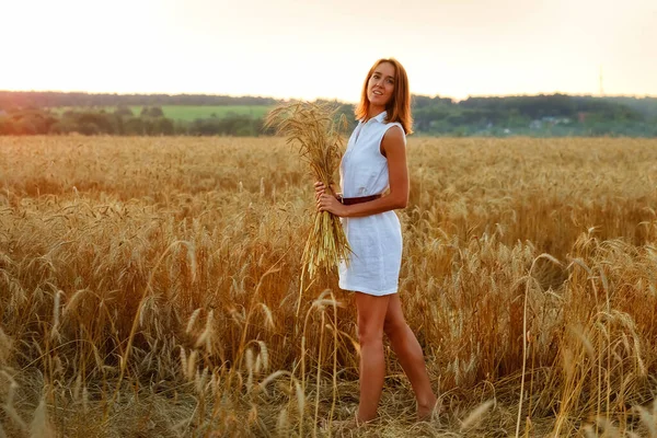 Portrét Mladé Ženy Bílých Krátkých Šatech Pšeničném Poli Dáma Drží — Stock fotografie