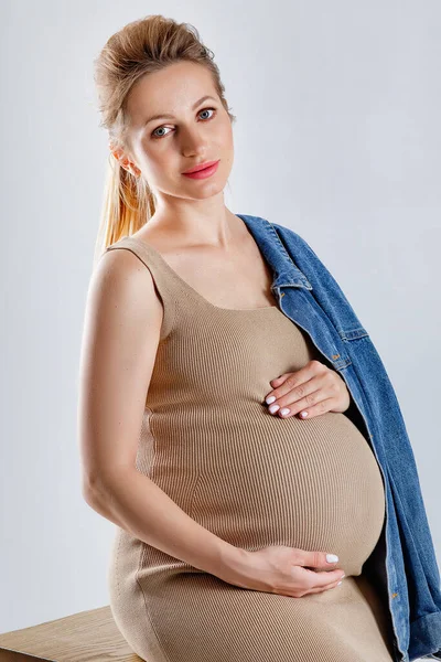 Bella Bionda Incinta Vestito Beige Jeans Una Spalla Seduta Uno — Foto Stock