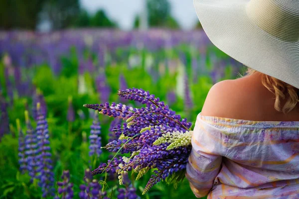 Ritratto Una Bella Giovane Grassoccia Con Cappello Paglia Bouquet Lupini — Foto Stock