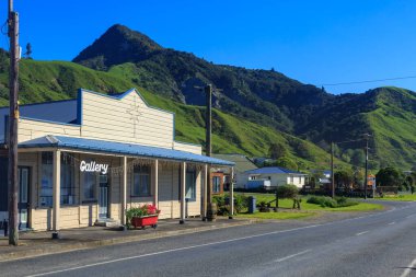 Yeni Zelanda 'nın Doğu Burnu' ndaki Tokomaru Körfezi 'ndeki küçük sahil köyündeki binalar. Ön planda bir sanat galerisi var. 16 Ekim 2021