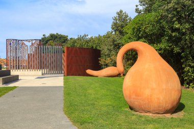 1769 'da Kaptan James Cook' un indiği yer olan Gisborne, Yeni Zelanda 'daki Cook İniş Anıtı. Kabak heykeli Maori tarımını temsil ediyor. 17 Ekim 2021