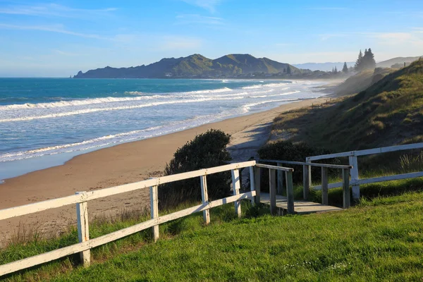 Gisborne, Yeni Zelanda yakınlarındaki Wainui Plajı, güneye Tuaheni Point 'e bakıyor.