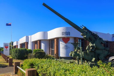 Yeni Zelanda 'nın Maunganui Dağı' nda bulunan RSA (Geri Dönen ve Hizmetler Birliği) dışında 3.7 inçlik bir İngiliz savaş uçağı savar. 28 Ocak 2022