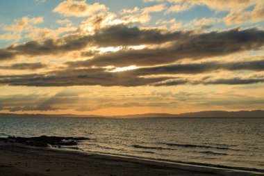 Güneş Yeni Zelanda, Thames Firth üzerinde batar.
