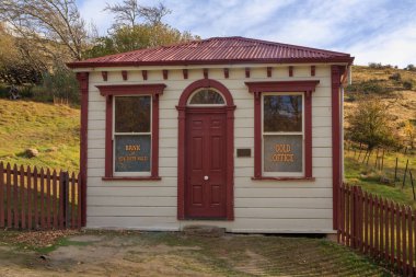 Yeni Güney Galler Bankası 'nın eski bir altın ofisi. Yeni Zelanda' nın St. Bathans kasabasında. 1860 'larda, bölgenin birçok madenciye ev sahipliği yaptığı dönemde kurulmuştur. 22 Nisan 2021