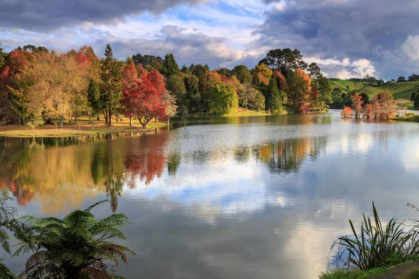 Árboles Con Colorido Follaje Otoñal Reflejado Las Tranquilas Aguas Del — Foto de Stock