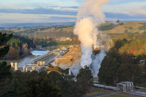 와이라케이 발전소는 뉴질랜드 타우포 근처에 파이프 화산지대의 수증기를 전력을 — 스톡 사진