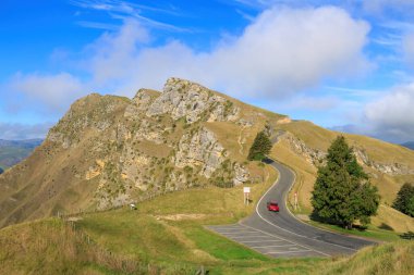 Yeni Zelanda 'nın Hawke Körfezi bölgesinde Havelock North yakınlarında bulunan Te Mata Tepesi' nin zirvesine giden yol.