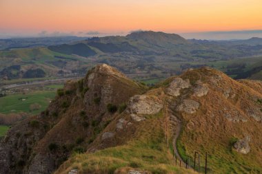 Te Mata Tepesi 'nin zirvesinden, Hawke Körfezi, Yeni Zelanda, gün batımında, güneye Tukituki Nehri' ne doğru bakıyor.