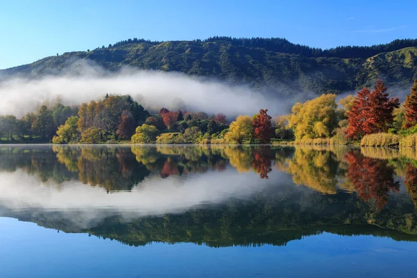 Niebla Mañana Eleva Desde Hermoso Lago Turira Nueva Zelanda Otoño — Foto de Stock