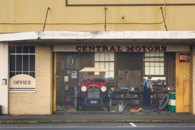 Katikati, Yeni Zelanda 'nın küçük bir kasabasındaki bir duvar resmi, 1930' larda kasabada duran eski Central Motors garajında çalışan bir tamirciyi resmediyor. 21 Ağustos 2022