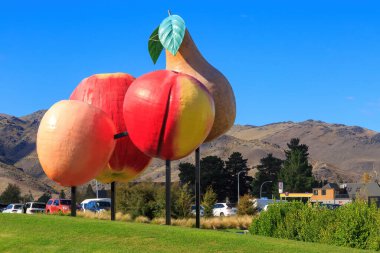 Cromwell, Yeni Zelanda. Kasabanın dev meyve heykeli, turistik bir cazibe. 22 Nisan 2021