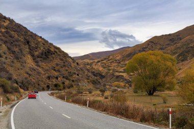 Yeni Zelanda 'nın Güney Adası' ndaki Queenstown ve Wanaka şehirleri arasındaki Cardrona Vadisi yolu sonbaharda çekilmiştir. 