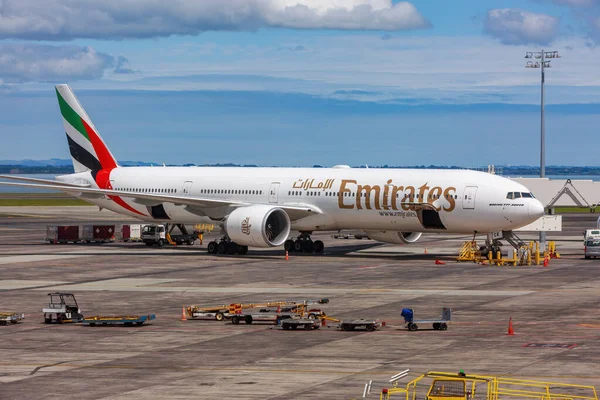 Avião Boeing 777 300Er Operado Pela Emirates Fotografado Asfalto Aeroporto Fotos De Bancos De Imagens