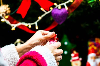 Noel ağacının altındaki şekerler. Bükreş, Romanya 'da Noel süslemeleri konsepti, 2022