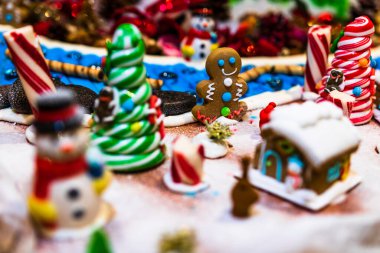 Mevsimlik dekorasyon ve süslemelerle Noel kompozisyonu