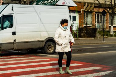 Romanya 'nın Bükreş kentindeki zebra geçidini kullanarak sınırı geçen yayalar, 2021