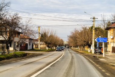 Targoviste, Romanya, 2021 'de arabalar trafikte.
