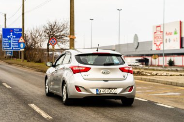 Targoviste, Romanya, 2021 'de arabalar trafikte.