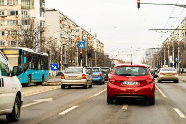 Arabanın ön camından geçen yol manzarası, Bükreş, Romanya, 2021 'de trafikte giden arabalar