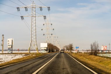 Arabanın ön camından geçen yol manzarası, Bükreş, Romanya, 2021 'de trafikte giden arabalar