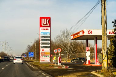 Romanya 'nın Bükreş kentindeki Lukoil benzin istasyonu, 2021