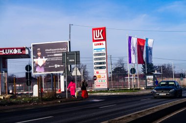 Romanya 'nın Bükreş kentindeki Lukoil benzin istasyonu, 2021