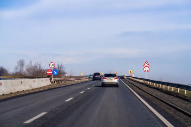 Arabanın ön camından geçen yol manzarası, Bükreş, Romanya, 2021 'de trafikte giden arabalar
